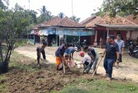 Warga bersama Camat Cikulur M. Iwan Arsiwan dan Kapolsek Cikulur AKP Mulyadi turun langsung melakukan kerja bakti memperbaiki aliran air di sekitar badan jalan, Minggu (4/10/2026).