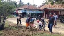 Warga bersama Camat Cikulur M. Iwan Arsiwan dan Kapolsek Cikulur AKP Mulyadi turun langsung melakukan kerja bakti memperbaiki aliran air di sekitar badan jalan, Minggu (4/10/2026).