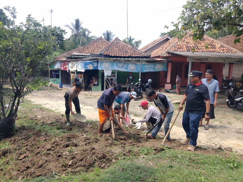 Warga bersama Camat Cikulur M. Iwan Arsiwan dan Kapolsek Cikulur AKP Mulyadi turun langsung melakukan kerja bakti memperbaiki aliran air di sekitar badan jalan, Minggu (4/10/2026).