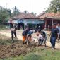 Warga bersama Camat Cikulur M. Iwan Arsiwan dan Kapolsek Cikulur AKP Mulyadi turun langsung melakukan kerja bakti memperbaiki aliran air di sekitar badan jalan, Minggu (4/10/2026).