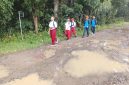Sejumlah siswa sekolah dasar (SD) saat melintasi jalan di Kampung Cipasung, Desa Sukarendah, Kecamatan Warunggunung, Kabupaten Lebak, Banten, yang rusak selama belasan tahun dan belum mendapat perbaikan, Minggu (4/10/2026). Warga berharap pemerintah segera memperbaiki ruas jalan yang menjadi akses utama masyarakat tersebut.