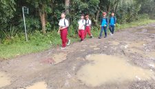 Sejumlah siswa sekolah dasar (SD) saat melintasi jalan di Kampung Cipasung, Desa Sukarendah, Kecamatan Warunggunung, Kabupaten Lebak, Banten, yang rusak selama belasan tahun dan belum mendapat perbaikan, Minggu (4/10/2026). Warga berharap pemerintah segera memperbaiki ruas jalan yang menjadi akses utama masyarakat tersebut.