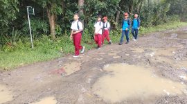 Sejumlah siswa sekolah dasar (SD) saat melintasi jalan di Kampung Cipasung, Desa Sukarendah, Kecamatan Warunggunung, Kabupaten Lebak, Banten, yang rusak selama belasan tahun dan belum mendapat perbaikan, Minggu (4/10/2026). Warga berharap pemerintah segera memperbaiki ruas jalan yang menjadi akses utama masyarakat tersebut.