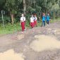 Sejumlah siswa sekolah dasar (SD) saat melintasi jalan di Kampung Cipasung, Desa Sukarendah, Kecamatan Warunggunung, Kabupaten Lebak, Banten, yang rusak selama belasan tahun dan belum mendapat perbaikan, Minggu (4/10/2026). Warga berharap pemerintah segera memperbaiki ruas jalan yang menjadi akses utama masyarakat tersebut.