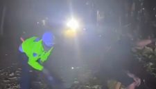 Anggota Satlantas Polres Lebak bersama warga mengevakuasi pohon lapuk yang tumbang dan menutup badan Jalan Nasional Rangkasbitung-Cipanas di wilayah Narimbang, Kabupaten Lebak, Banten, Jumat (23/10/2026) malam.